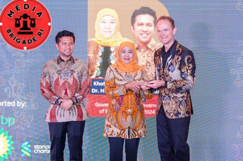 Istimewa! Khofifah-Emil Terima Penghargaan ‘Platinum Award’ dari Duta Besar Inggris.Mempererat Inggris – Indonesia 